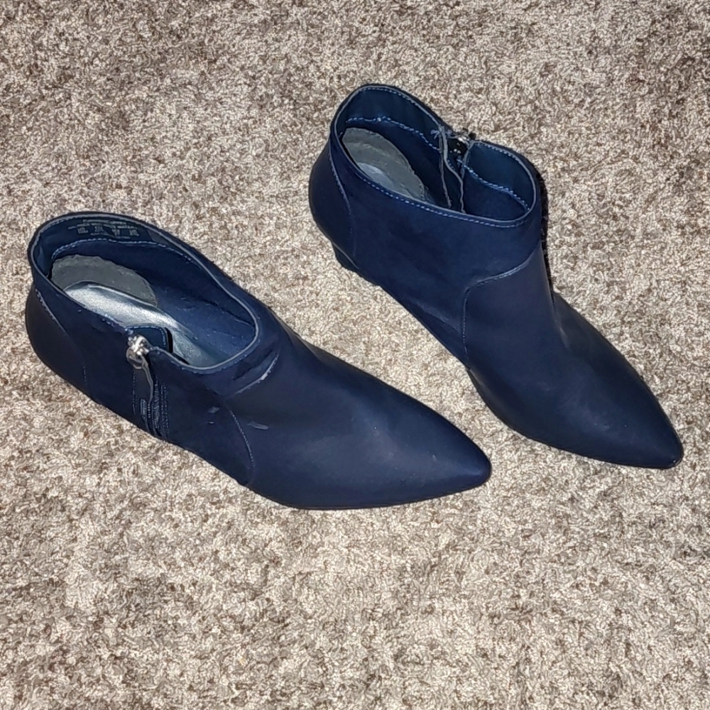 Simply styled blue pointed toe booties